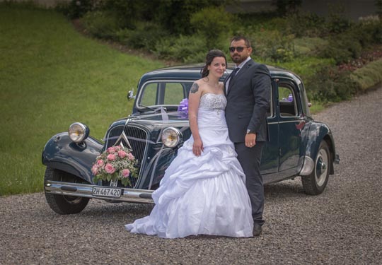Brautpaar vor Oldtimer